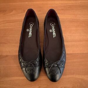 CHANEL Black Quilted Flats Size 39